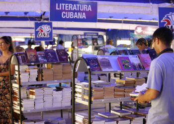 Asistentes durante el primer día al público de la 32 Feria Internacional del Libro en La Habana (Cuba). Foto: Ernesto Mastrascusa/EFE.