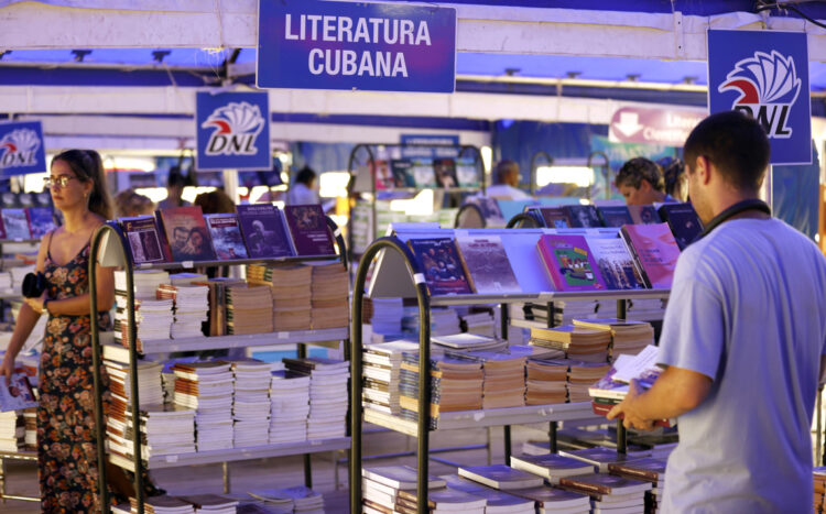 Asistentes durante el primer día al público de la 32 Feria Internacional del Libro en La Habana (Cuba). Foto: Ernesto Mastrascusa/EFE.