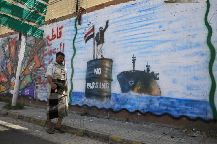 Una persona pasa cerca de un graffiti que representa a un combatiente hutí deteniendo un barco israelí frente a las costas de Yemen, en Saná, Yemen. Foto: YAHYA ARHAB/EFE/EPA.