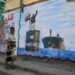 Una persona pasa cerca de un graffiti que representa a un combatiente hutí deteniendo un barco israelí frente a las costas de Yemen, en Saná, Yemen. Foto: YAHYA ARHAB/EFE/EPA.