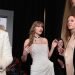 Lucy Dacus, de Boygenius (izq.) y Taylor Swift (C) llegan a la sala de prensa en la 66ª ceremonia anual de premios Grammy en Crypto.com Arena en Los Ángeles, California, EEUU. Foto: ALLISON DINNER/EFE/EPA.