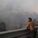 Personas observan los incendios forestales que afectan la zona de Canal Beagle, Viña del Mar, Región de Valparaiso. Foto: Adriana Thomasa/EFE.