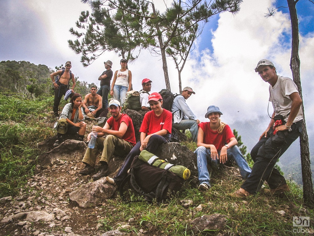 Punto de partida. Con un grupo de amigos escalando el Pico Turquino en 2004. Foto: Kaloian.

