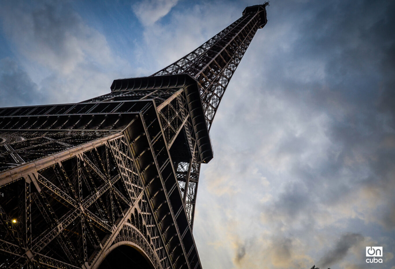 “Pero adonde va el gentío con un silencio como de respeto es a la torre Eiffel, el más alto y atrevido de los monumentos humanos”. José Martí. Foto: Kaloian.
