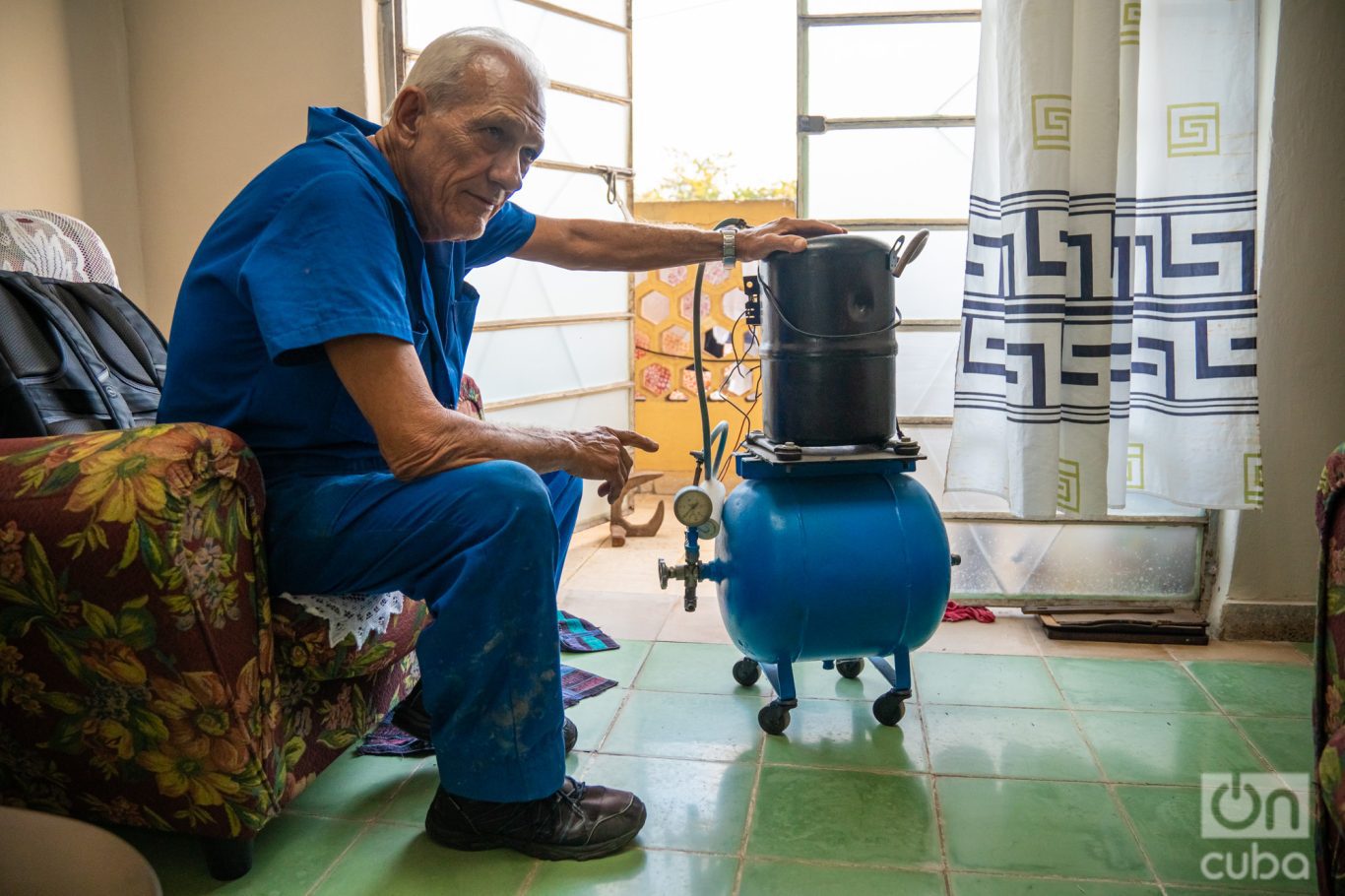 Manolito, en Alamar, con su mayor orgullo, el compresor hecho por él. Foto: Jorge Ricardo.