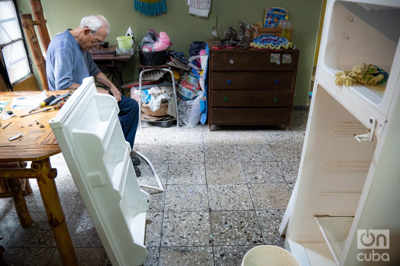 Manolito en mi casa arreglando la junta del refrigerador. Foto: Jorge Ricardo.