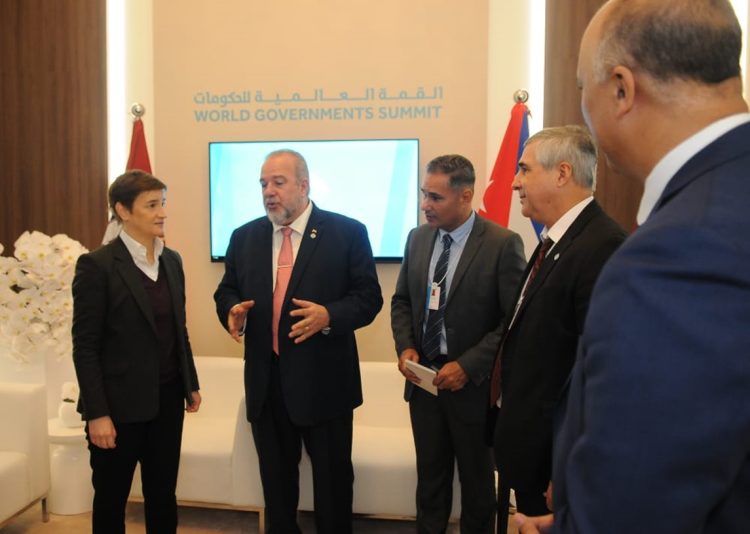 El primer ministro cubano Manuel Marrero se reúne en Dubái con Ana Brnabić, primera ministra de Serbia, en el contexto de la Cumbre Mundial de Gobiernos. Foto: Manuel Marrero / X.