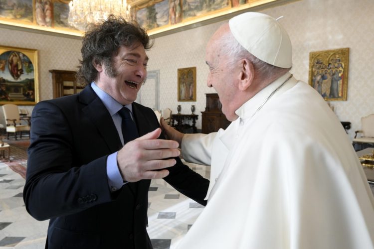 “¡Te cortaste el pelo!”, comentó Francisco. Foto: Vaticano/EFE/EPA.