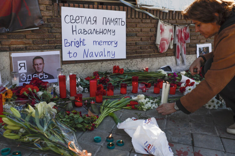 Homenaje al fallecido opositor ruso Alexéi Navalni ante la embajada rusa en Madrid. Foto: Sergio Pérez / EFE.