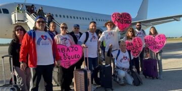 El activista y maestro Carlos Lazo junto a miembros de Puentes de Amor a su llegada a Camagüey. Foto: Tomada de Prensa Latina.