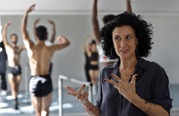 La coreógrafa española Susana Pous habla durante una entrevista con EFE sobre la pieza “Mondo”, que estrena este viernes en el Teatro Martí en La Habana. Foto: Ernesto Mastrascusa / EFE.