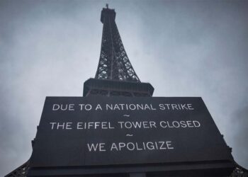 Torre Eiffel cerrada por huelga de sus trabajadores. Foto: Tomada del diario  Hoy.