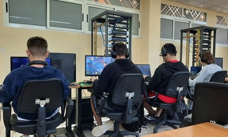 Jugadores cubanos de deportes electrónicos. Foto: UCI / Archivo.