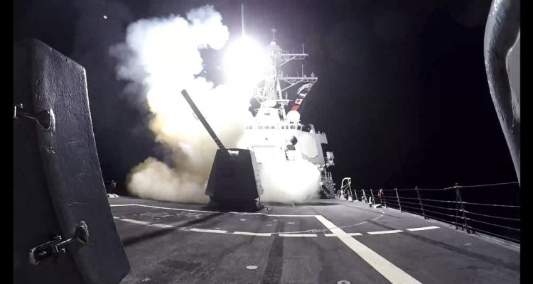 Lanzamiento de misil desde un buque de la marina estadounidense frente a Yemen. Foto: Comando Central de EEUU/Efe.