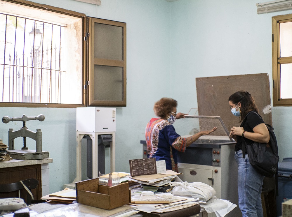 Inés en su oficina en el Departamento de Restauración del Archivo Nacional de Cuba. Foto: Claudia Ruiz.