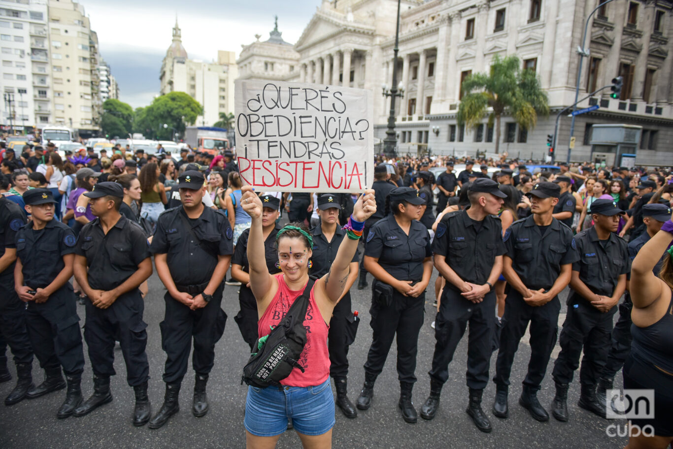 A pesar de la masividad, las manifestantes lograron entrar a la plaza, a riesgo de que se desplegaran fuerzas represivas como en protestas populares bajo el gobierno de Milei. Foto: Kaloian.