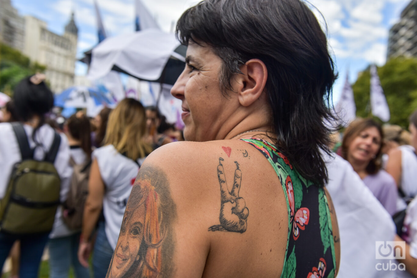 El sol y el calor no detuvieron a las decenas de miles de mujeres que participaron en la marcha en Buenos Aires. Foto: Kaloian.