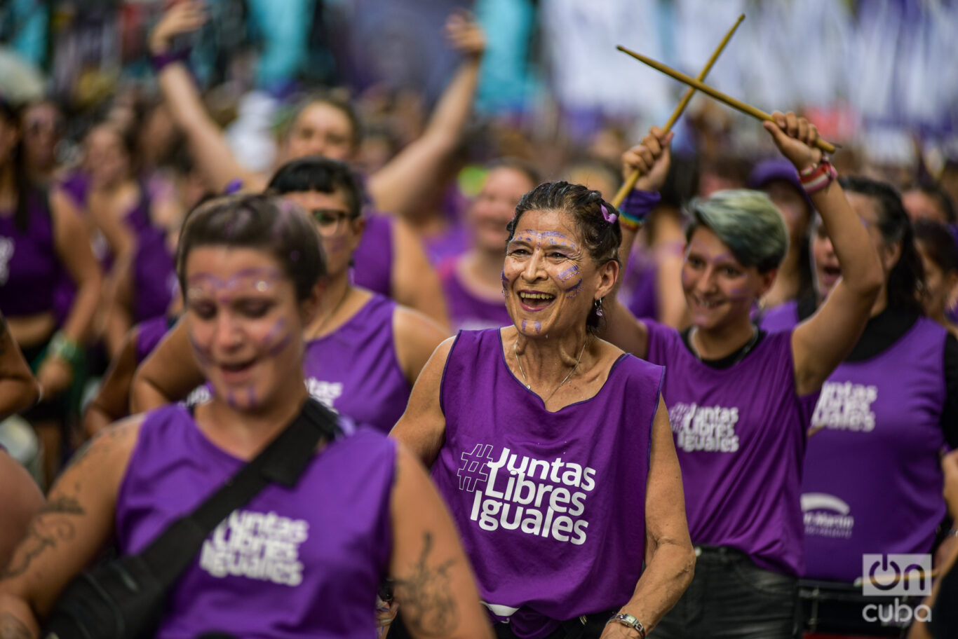 Juntas, libres, iguales, una de las consignas de los colectivos de mujeres presentes en la marcha del 8M en Buenos Aires. Foto: Kaloian.