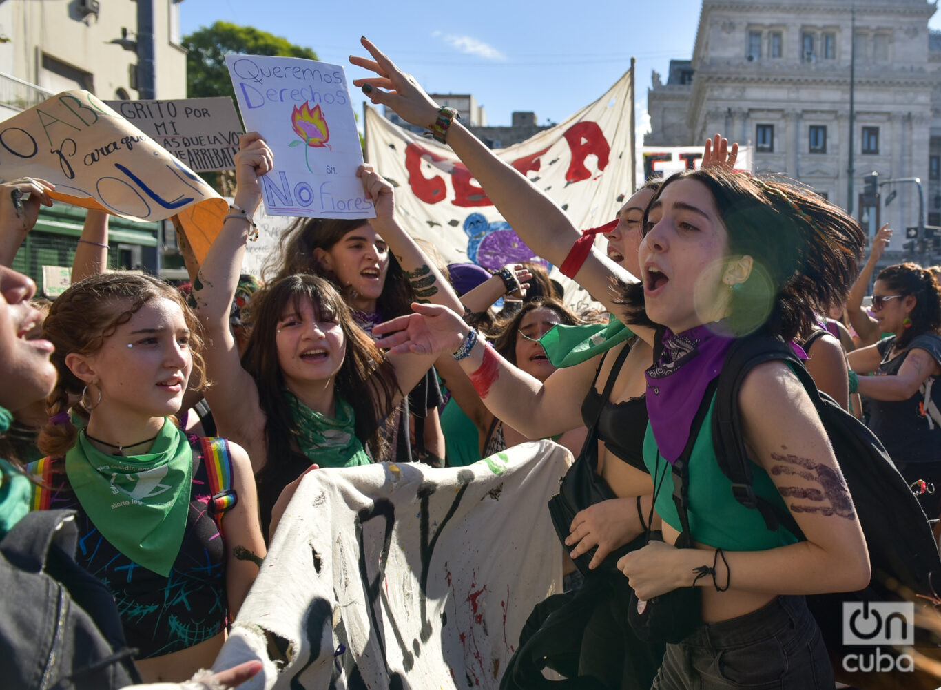 Niñas y adolescentes argentinas en la marcha del 8M de 2024. Foto: Kaloian.