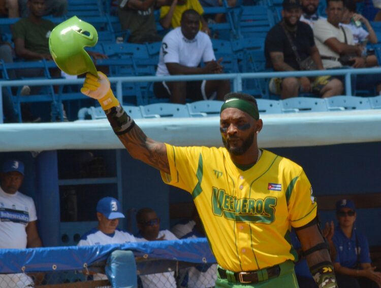 Alexei Ramírez regresó a jugar a Cuba después de una exitosa carrera en la MLB. Foto: Ricardo López Hevia/Archivo.