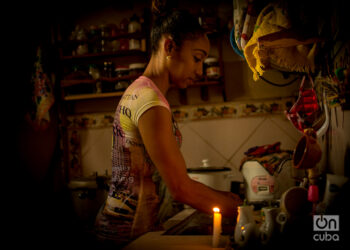 Una mujer en la cocina de su casa durante un apagón en Cuba. Foto: Otmaro Rodríguez.