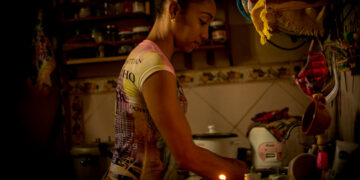 Una mujer en la cocina de su casa durante un apagón en Cuba. Foto: Otmaro Rodríguez.