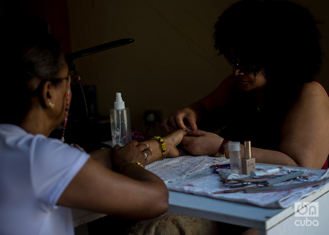 Un puesto particular de manicura durante un apagón en Cuba. Foto: Otmaro Rodríguez.
