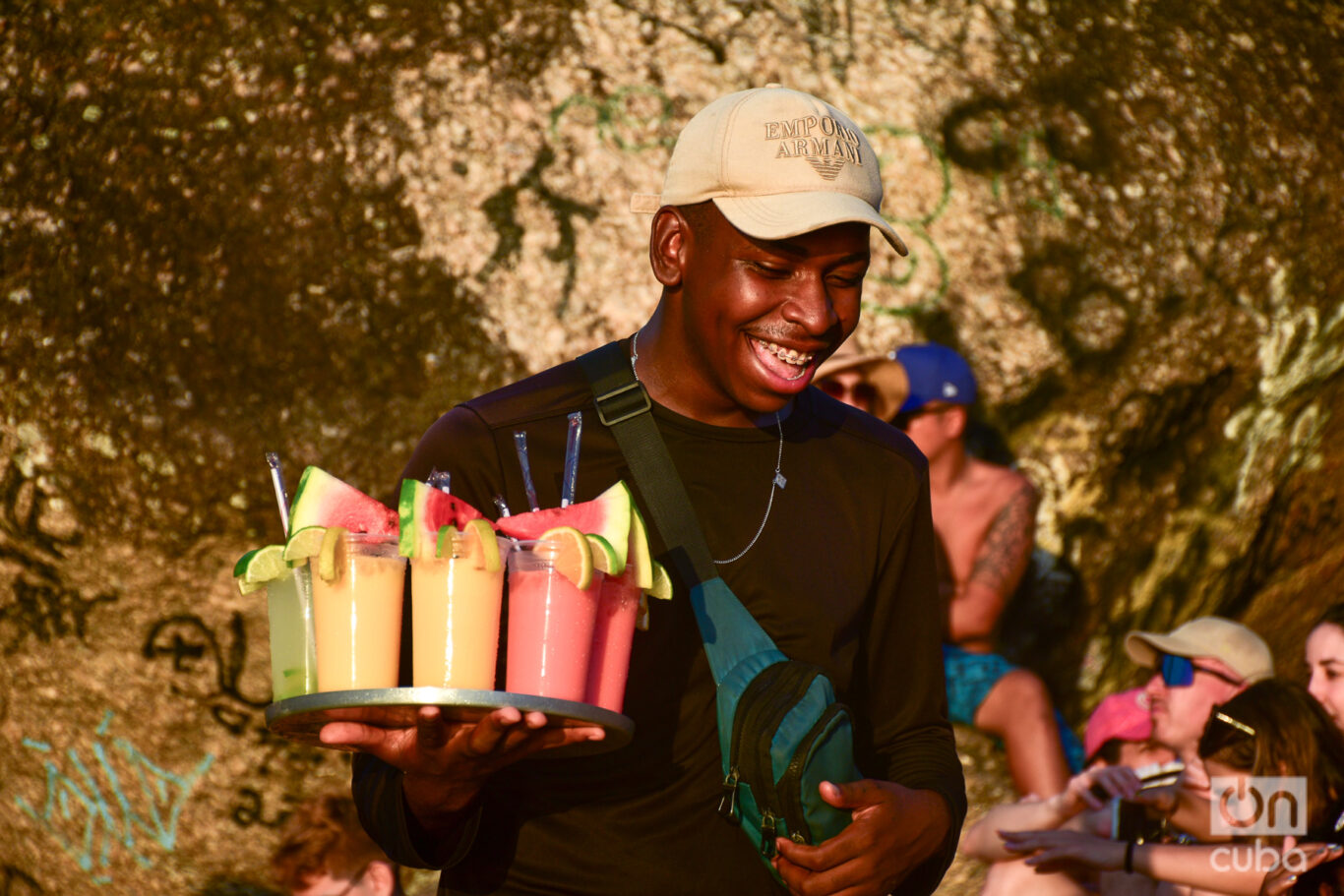 Vendedores ambulantes ofrecen caipirinha, agua de coco y cerveza. Foto: Kaloian.