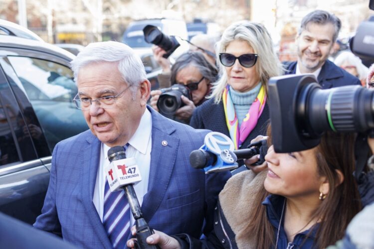 El senador Bob Menéndez y sus esposa arriban a la corte federal en Nueva York el 11 de marzo, de 2024. Foto: EFE.