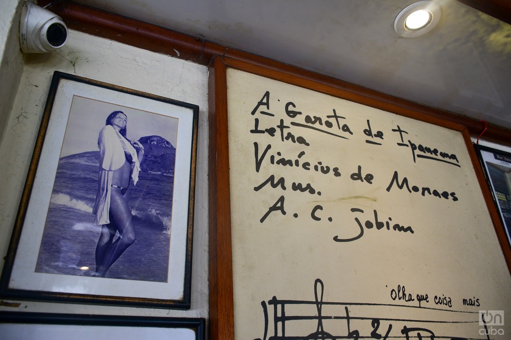 Una foto de la garota de Ipanema y unas líneas de los autores de la canción. Foto: Kaloian.