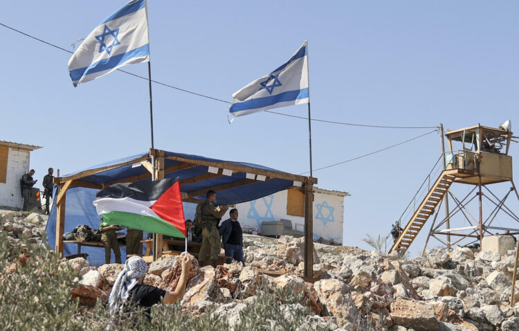 Confiscación de tierras palestinas a la fuerza por colonos judíos. Foto: Jaafar Ashtiyeh / France 24 / Archivo.