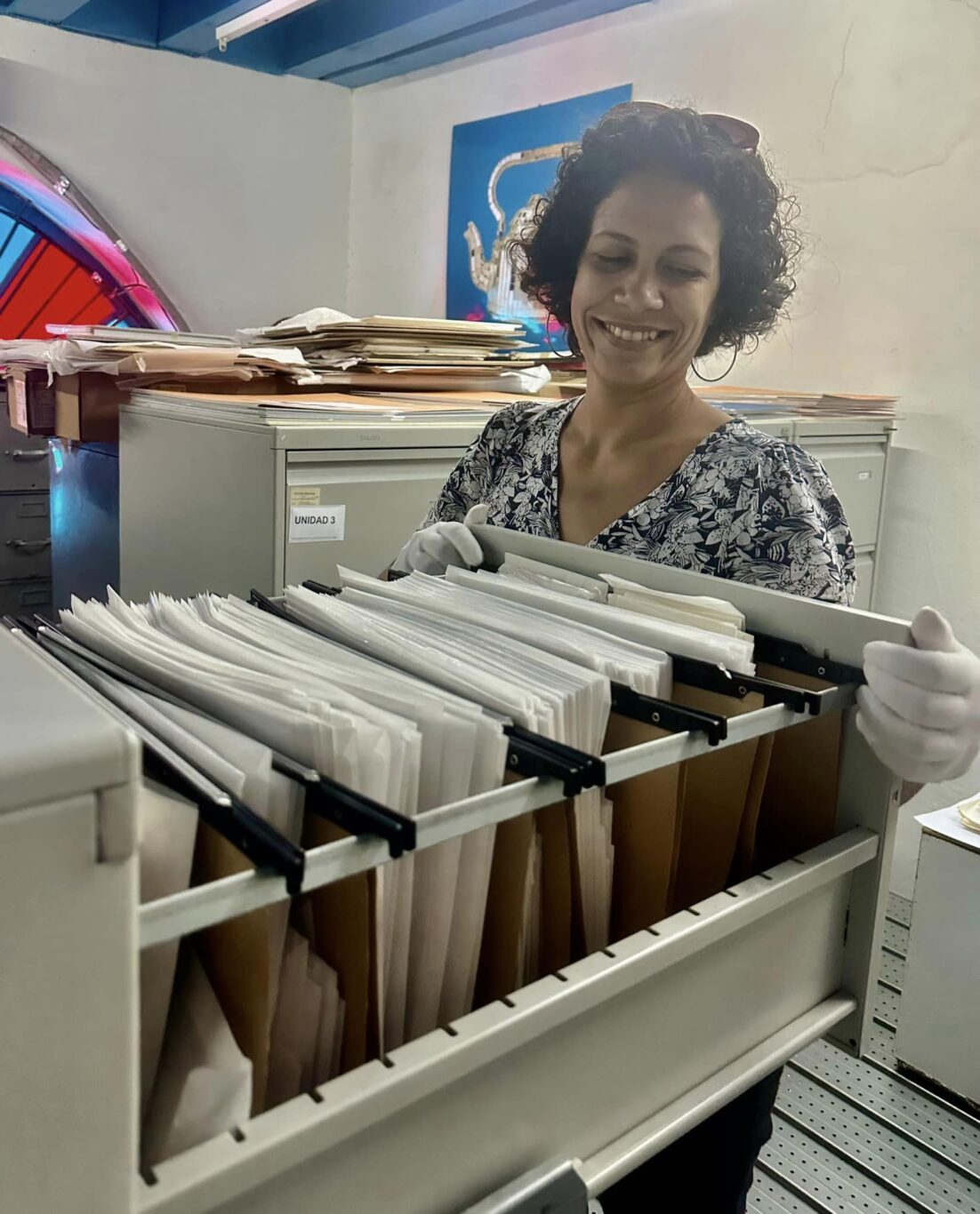 La curadora Claudia Arcos revisa los archivos en la Fototeca de Cuba. Foto: Luis Duno-Gottberg en Facebook.