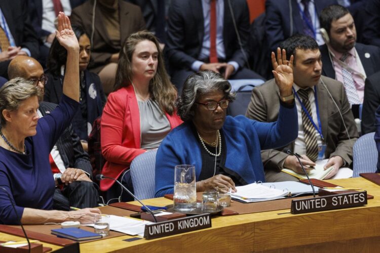 La Embajadora de los Estados Unidos levanta la mano para votar a favor de la resolución sobre un alto el fuego en Gaza en el Consejo de Seguridad de las Naciones Unidas, este 22 de marzo. Foto: SARAH YENESEL/ EFE/EPA.