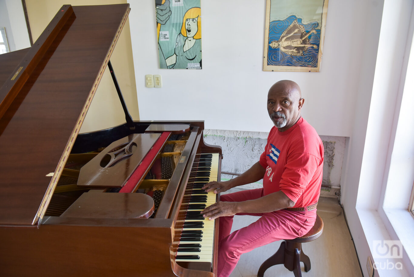Sentado al piano Emilio evoca melodías cubanas. Foto: Kaloian. 
