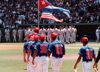 Equipos de Cuba y Los Orioles en  1999. Tope en el estadio Latinoamericano. Foto. New York Times