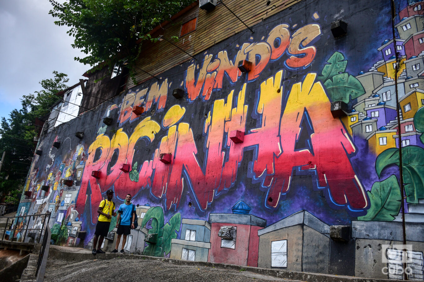 Un enorme y colorido mural en Rocinha cuenta la historia de este barrio. Foto: Kaloian.
