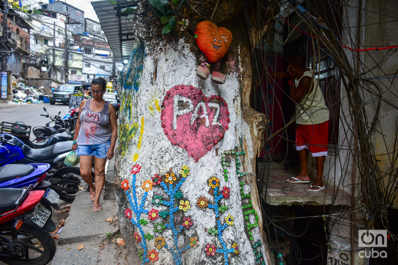 La palabra paz se ve a menudo por las paredes de Rocinha. Foto: Kaloian.
