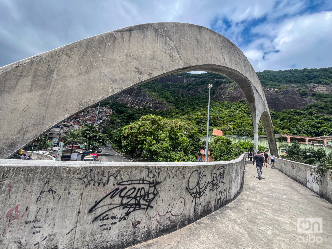 “Passarela da Rocinha”, un impresionante puente peatonal diseñado por el renombrado arquitecto Oscar Niemeyer. Foto: Kaloian.
