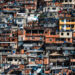En las favelas de Río de Janeiro, donde las casas se superponen unas sobre otras y la vida pulsa con una energía singular. Foto: Kaloian.
