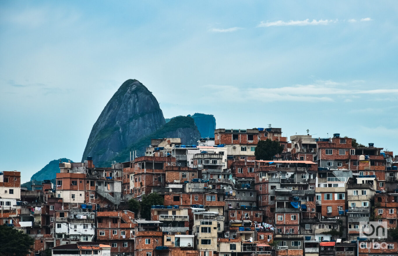 Las favelas en Río de Janeiro se extienden por los cerros de la ciudad. Foto: Kaloian.
