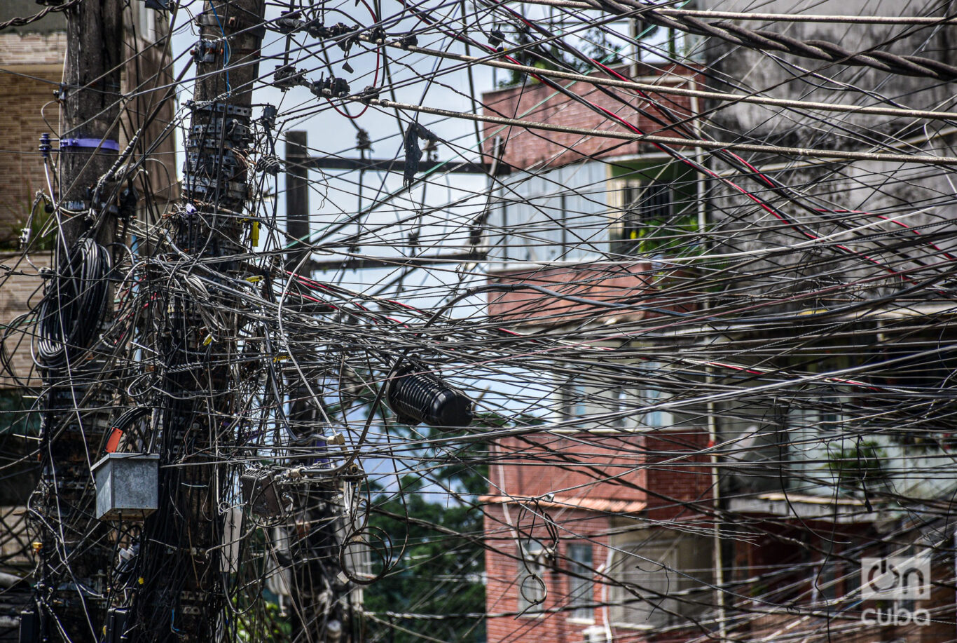 El enjambre de cables eléctricos es algo que distingue a las favelas. Foto: Kaloian.
