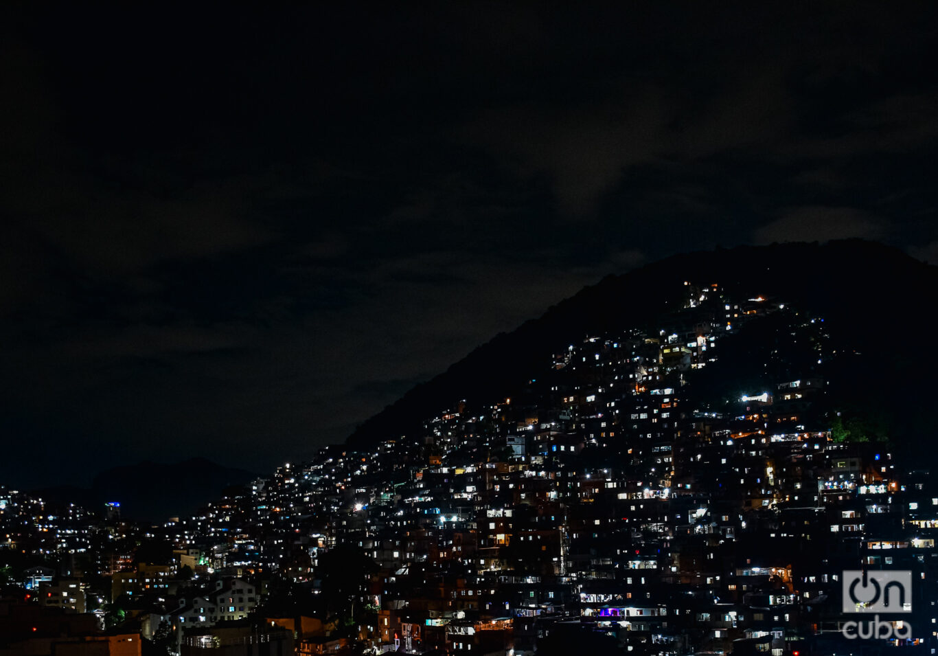 Desde la ciudad se ve como titilan las luces en una de las favelas de Río de Janeiro. Foto: Kaloian.