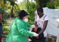 Una doctora cubana atiende un niño en Haití. Foto: Nueva Revolución / Archivo.