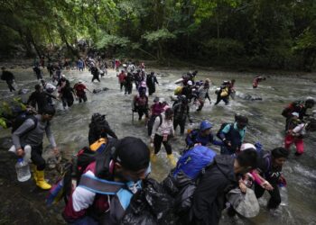 Migrantes atraviesan peligrosa selva de El Darién. Foto. Los Angeles Times