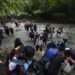 Migrantes atraviesan peligrosa selva de El Darién. Foto. Los Angeles Times