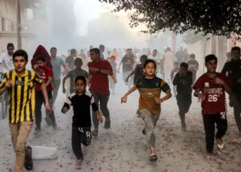Niños palestinos huyen de los bombardeos en Rafah Foto. Mohammed Abed AFP