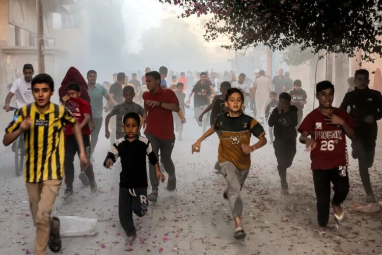Niños palestinos huyen de los bombardeos en Rafah Foto. Mohammed Abed AFP