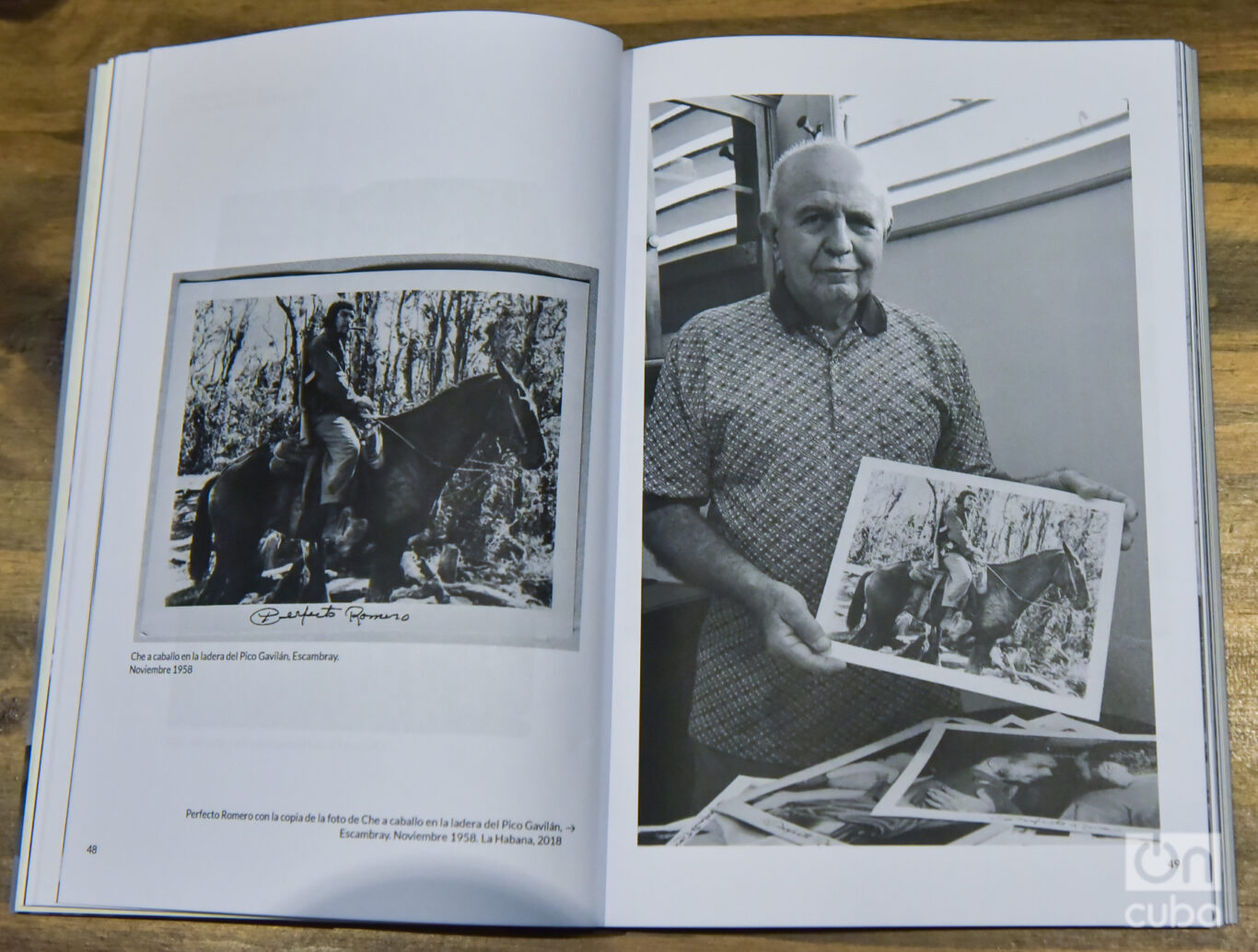 La foto y el fotógrafo entre las páginas del libro reseñado. Foto: Kaloian.