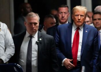 El expresidente Trump arriba a uno de sus juicios en Nueva York. Foto: NY1.