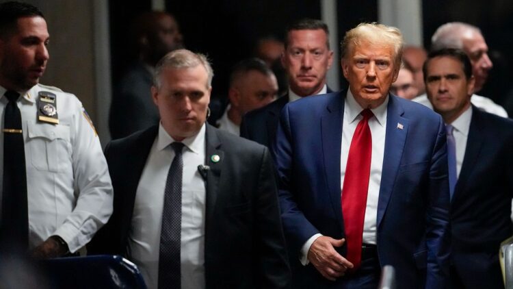 El expresidente Trump arriba a uno de sus juicios en Nueva York. Foto: NY1.